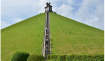 Het Memoriaal van Waterloo 1815 en de monumenten langs de holle weg